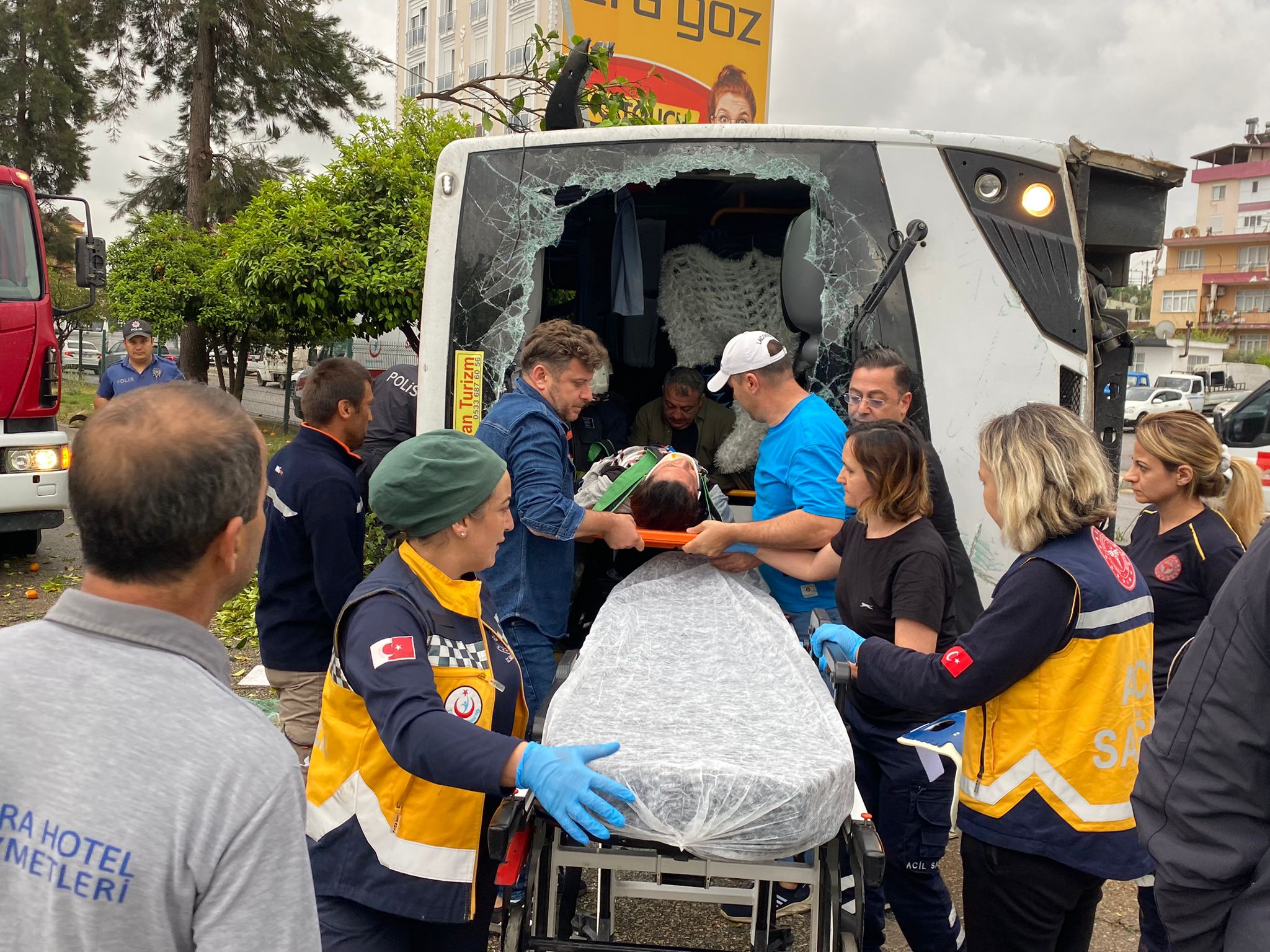 Serik'te otel servis aracı devrildi: 19 yaralı